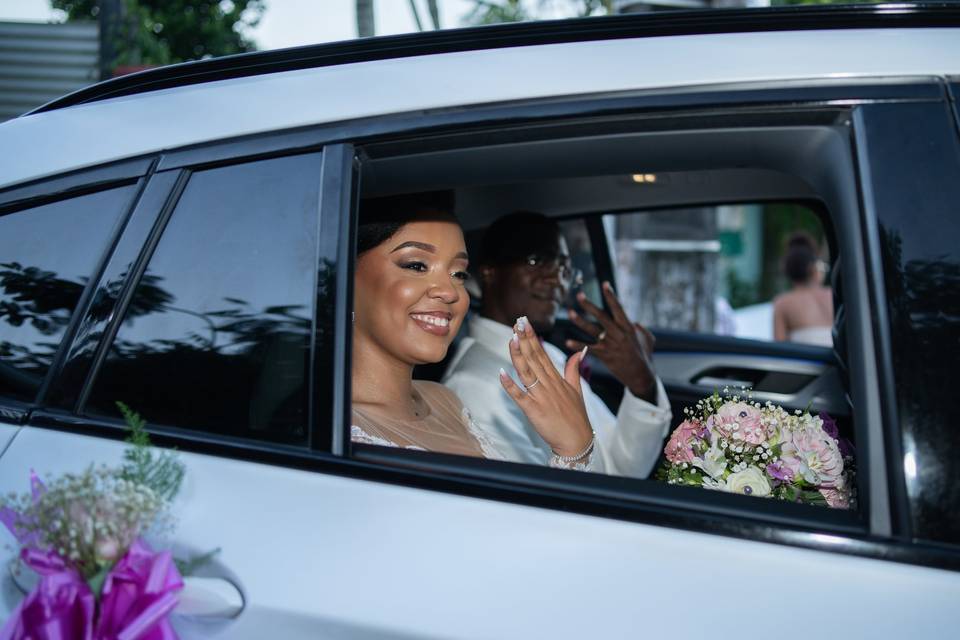 Les mariés dans la voiture