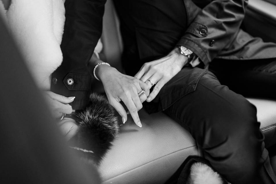 Deux mains, une promesse.