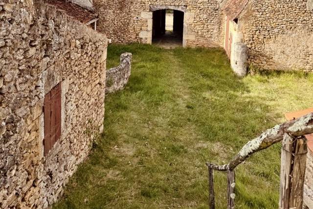 Cour intérieure en pierres