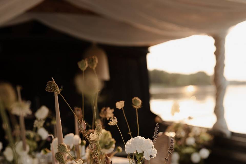 Décoration florale sur la tabl