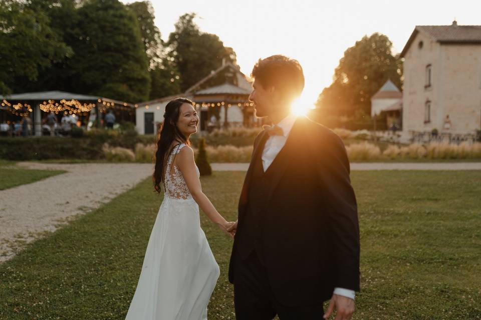 Mariés au coucher de soleil