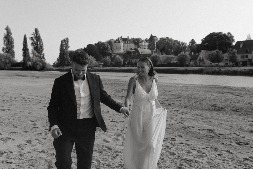 Mariés courant sur la plage