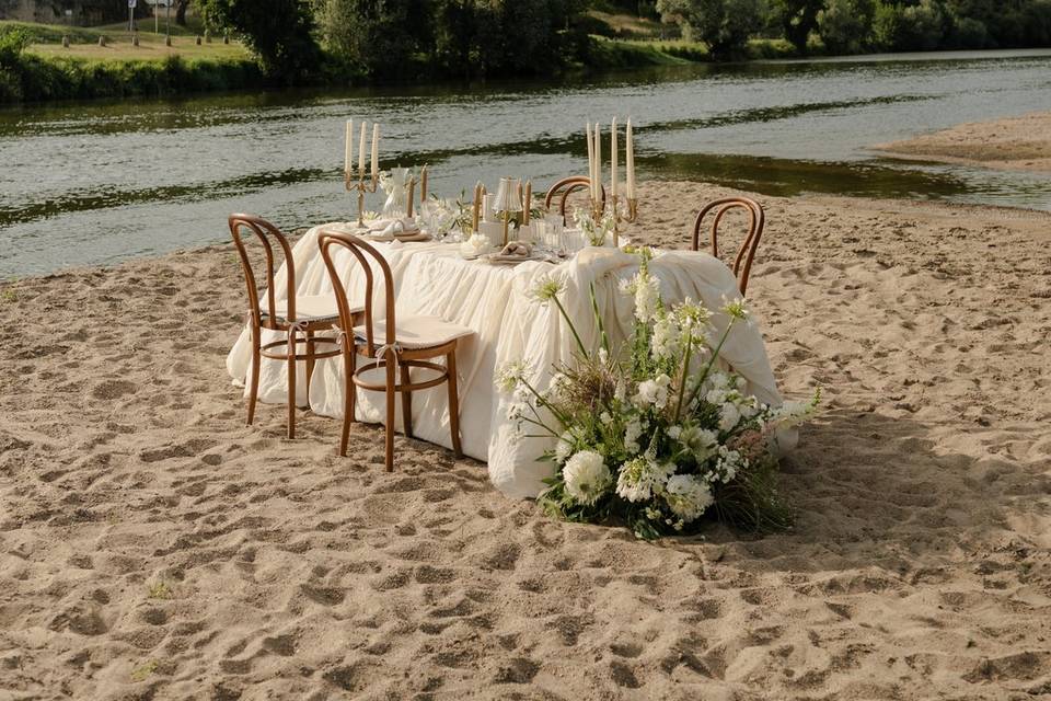 Table de mariage sur la plage