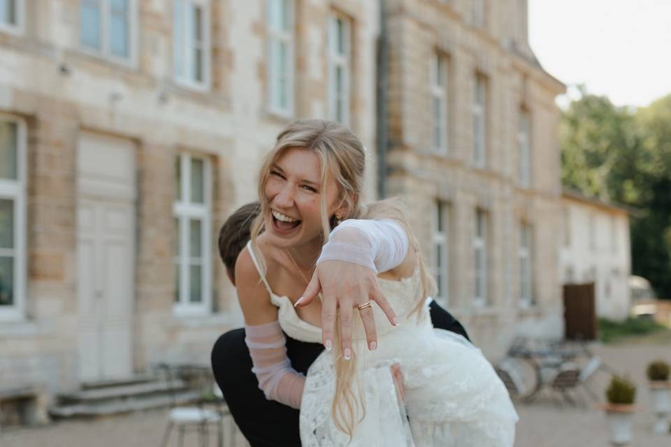 La mariée montrant sa bague
