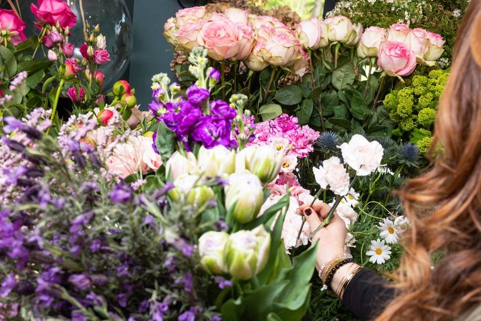Fleuriste composant bouquet