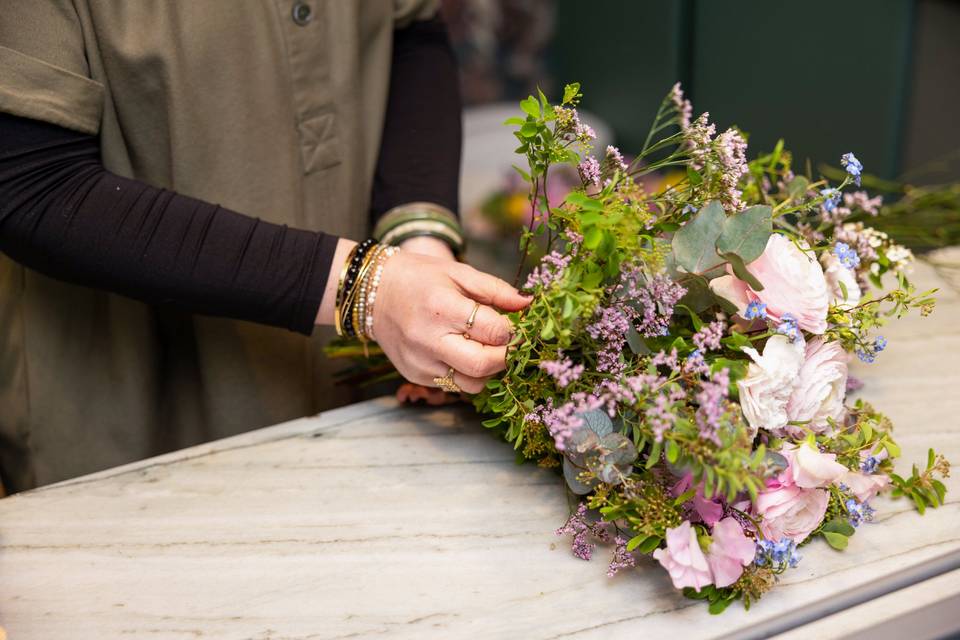Mains fleuriste travaillant