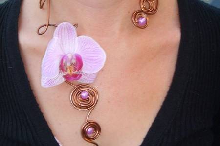 Collier avec fleuron d'orchidée