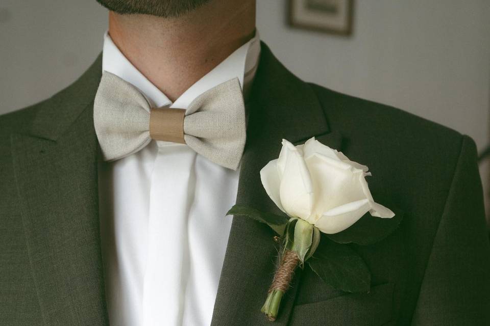 Boutonnière rose blanche