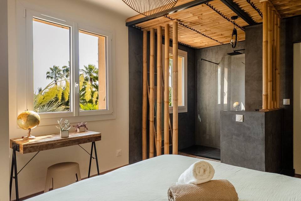 Chambre Bali et salle de bains vue jardin