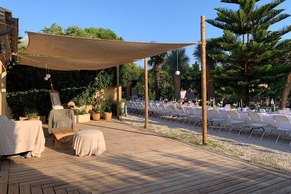 Tables dressées devant atelier