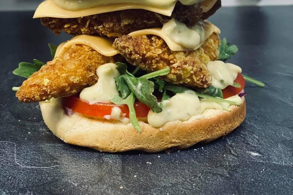 Burger de poulet pané