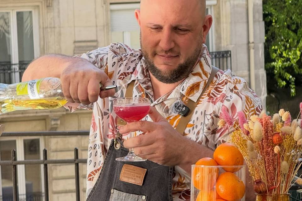Préparation cocktail au bar mobile