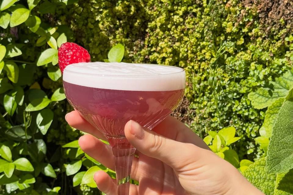 Cocktail signature en jardin