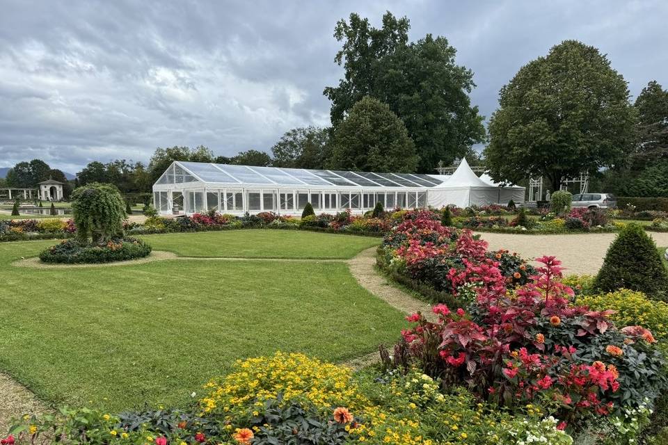 Tente Cristal dans un jardin