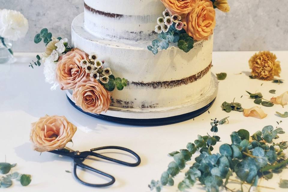 Wedding cake roses poudrées