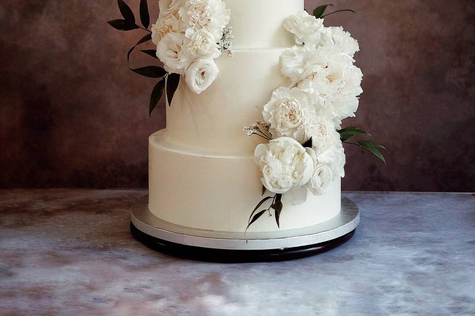 Elegant white wedding cake