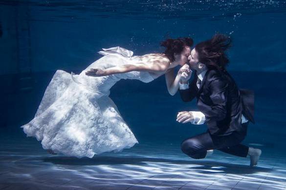 Mariée et le marié sous l'eau