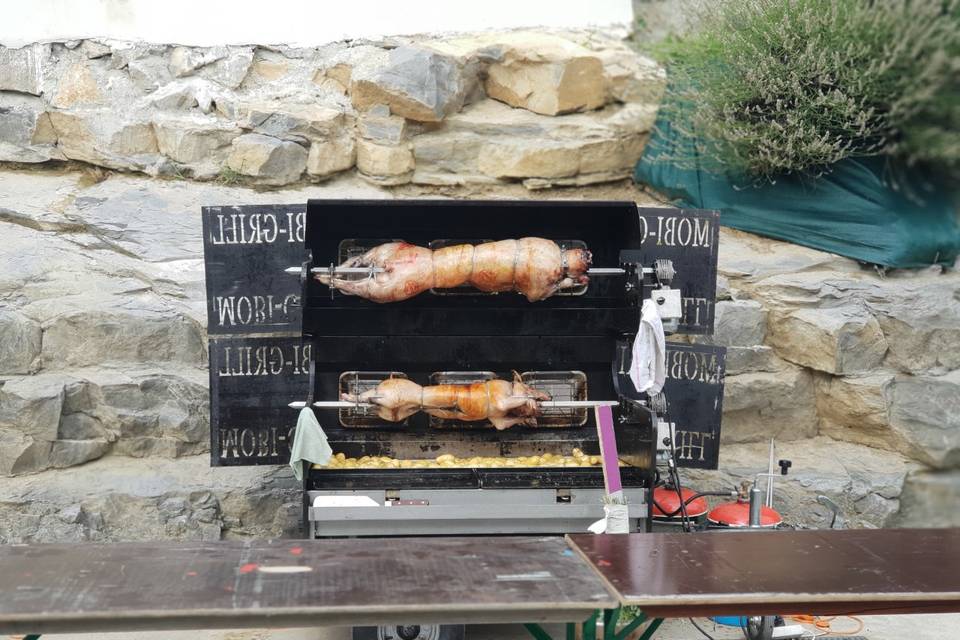 Cochon et agneau à la broche