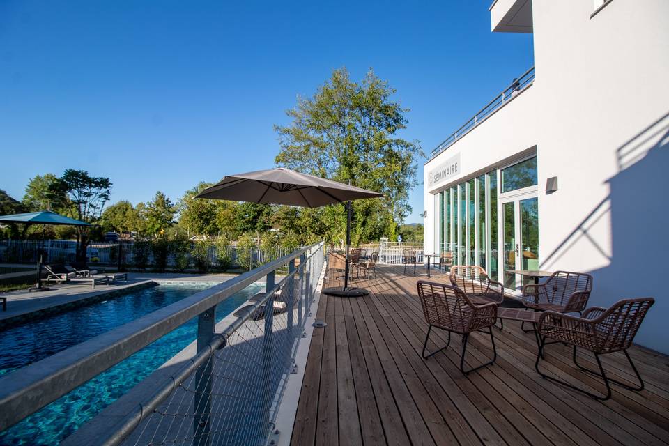 Terrasse donnant sur piscine