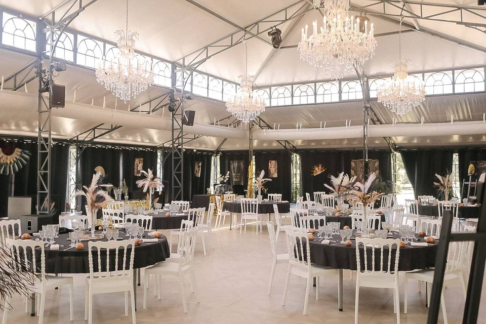 salle_repas_chandeliers_cristal