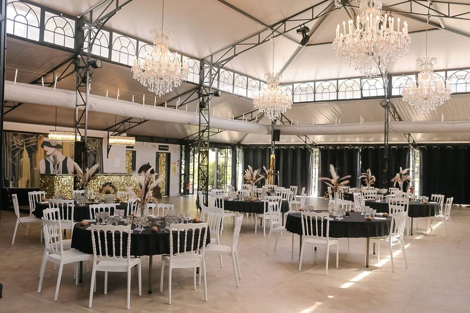 salle_repas_deco_plumes_noires