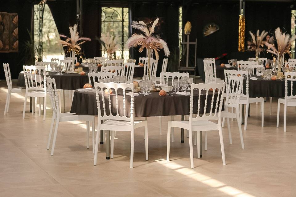 salle_repas_decoration_plumes_blanches