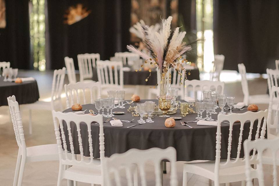 table_ronde_deco_plumes_blanches
