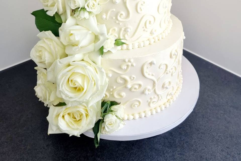 Wedding cake avec fleurs fraîc