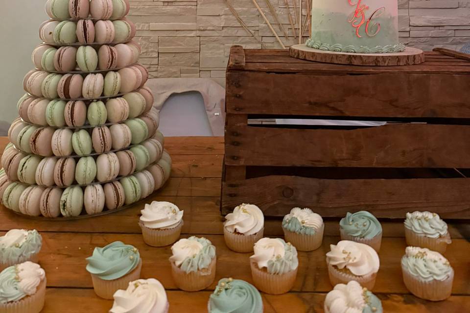 Gâteau acompgne des cupcakes