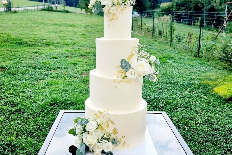 Wedding cake avec fleurs fraîc