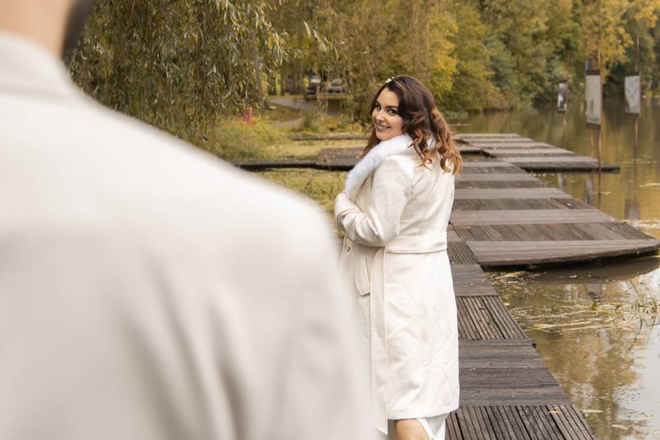 Couple au bord de l'eau