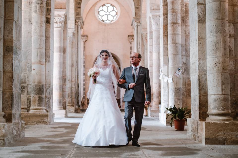 Père et fille dans l'église