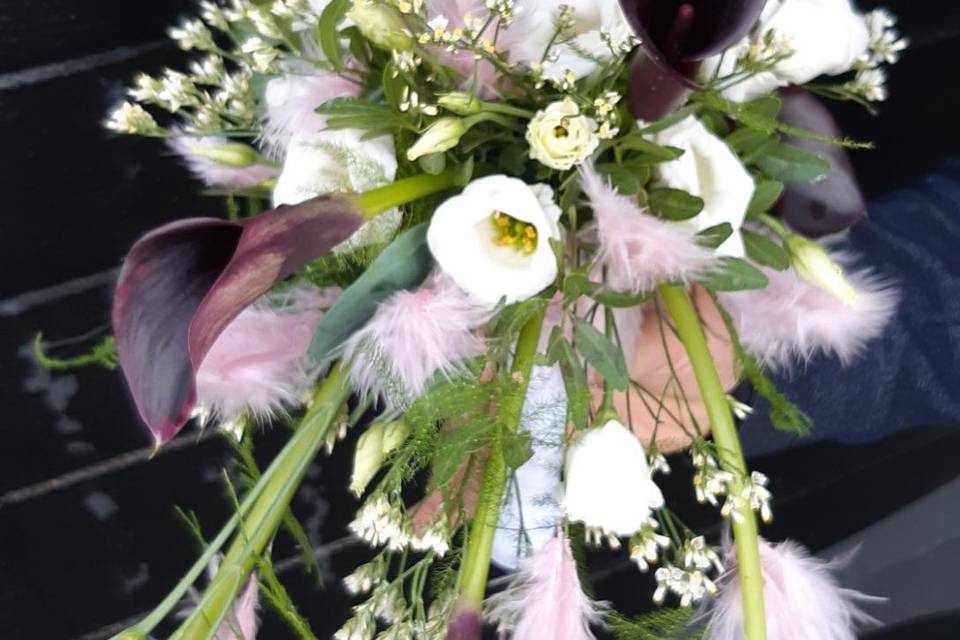 Bouquet blanc calla noir plume