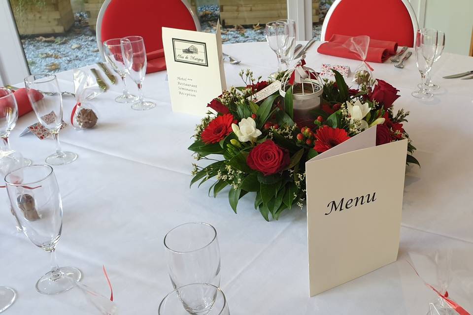 Centre de table blanc et rouge