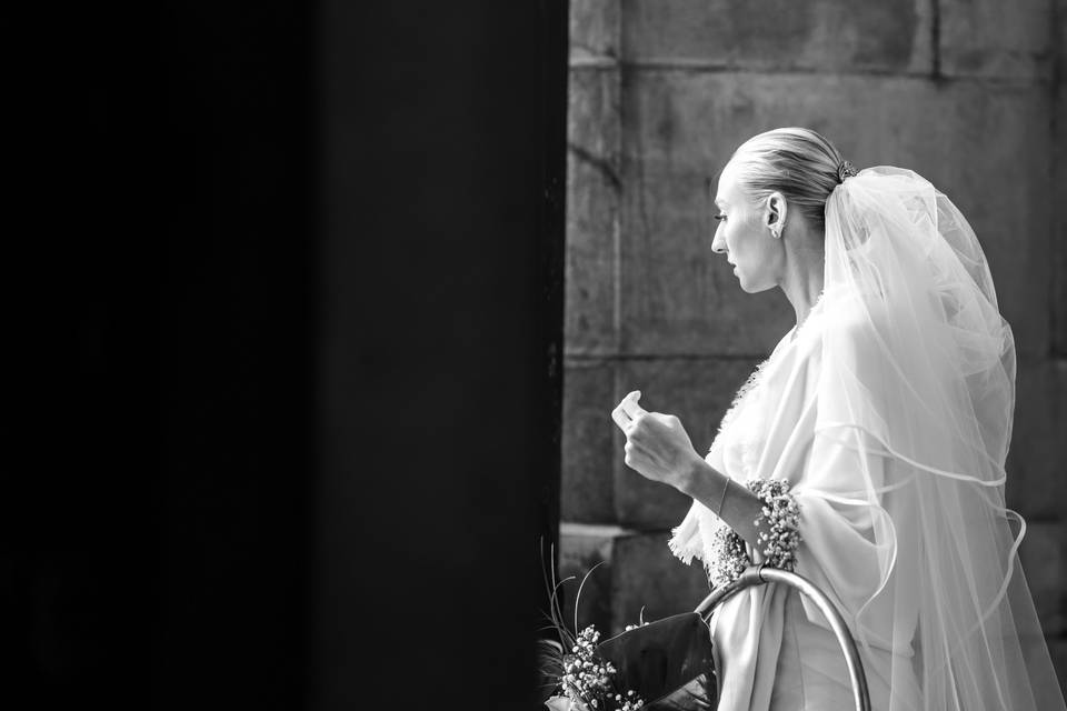 La mariée devant l'église