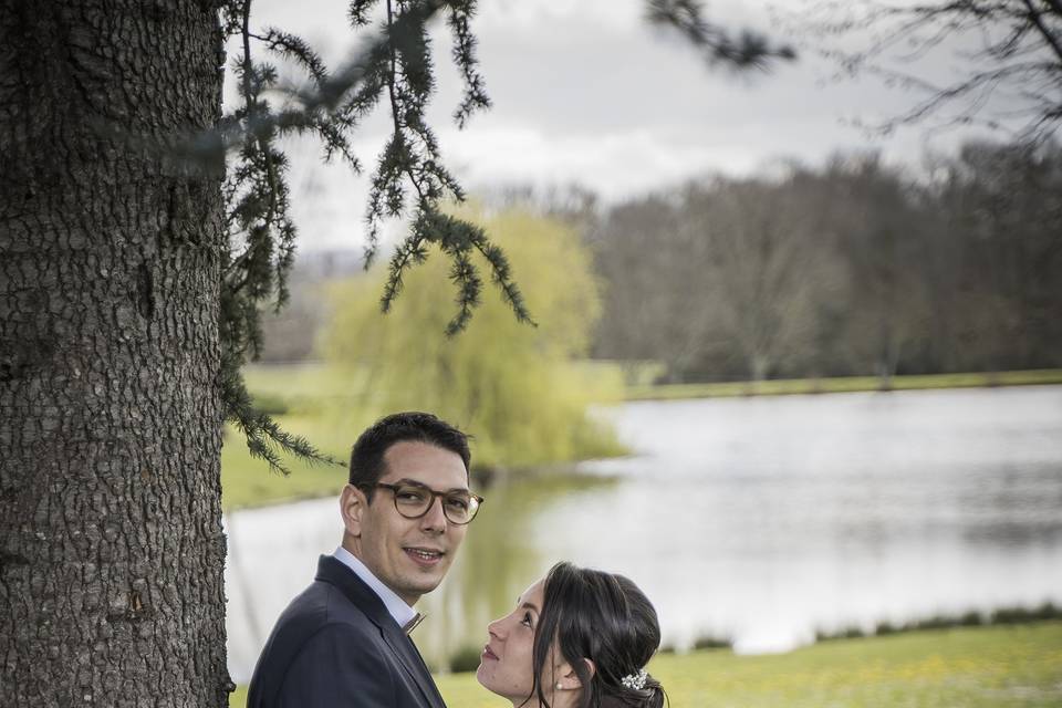 Les mariés au pied d'un arbre