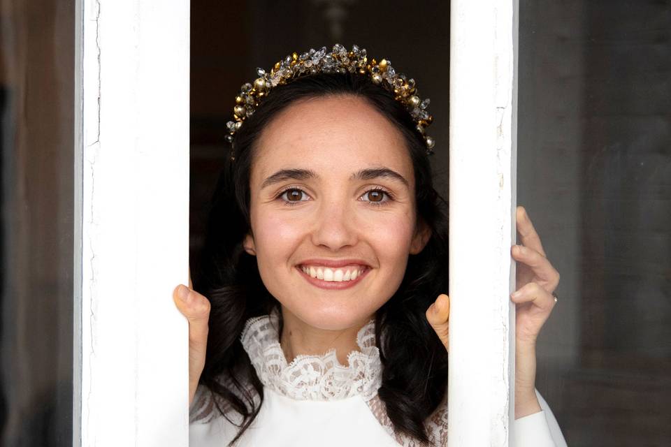 Une mariée à sa fenêtre