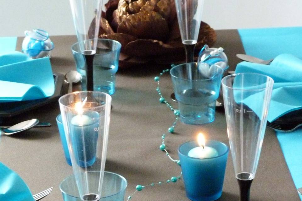 Table turquoise et chocolat