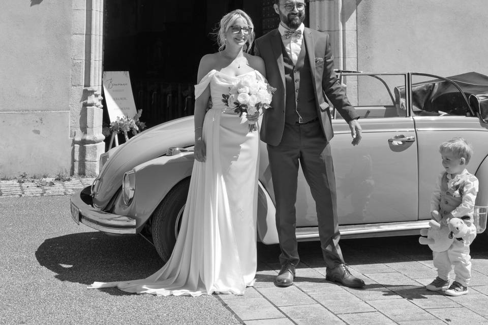 Couple devant l'église.