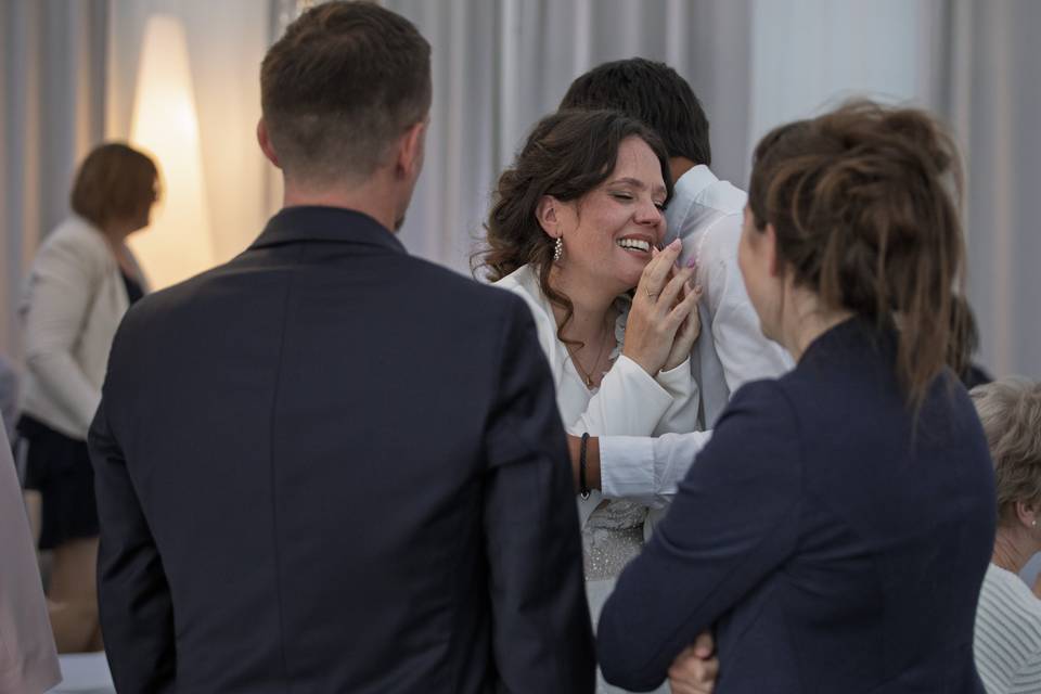 Câlin à la mariée.