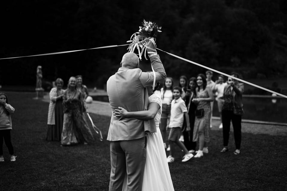 Marié qui tiens un bouquet