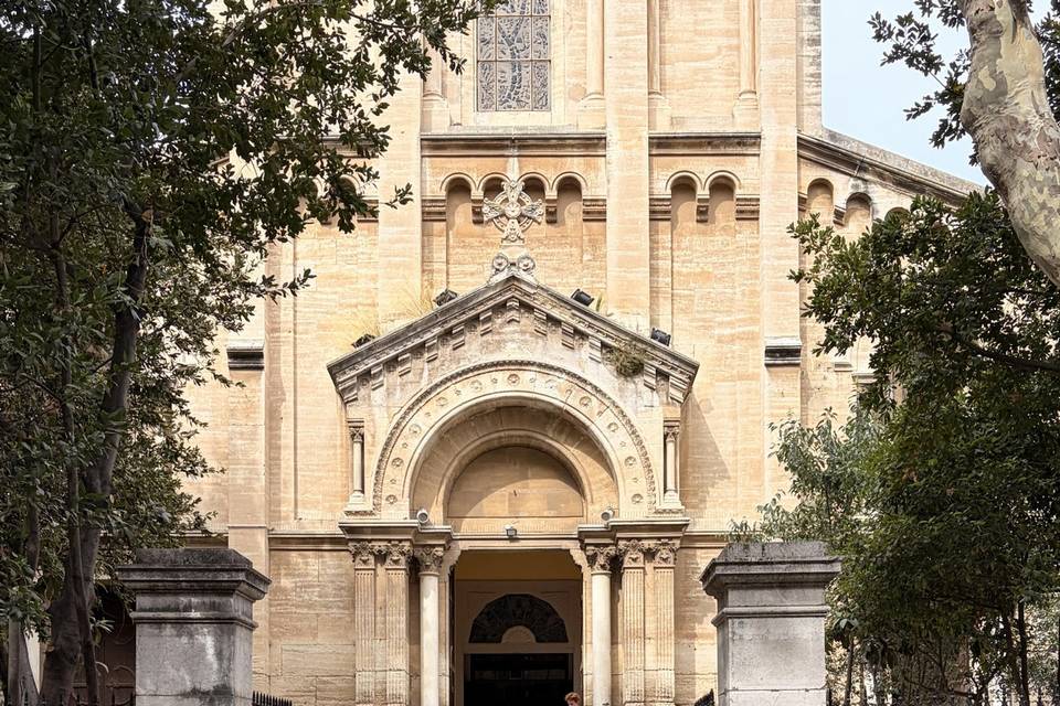 Attente devant l'église