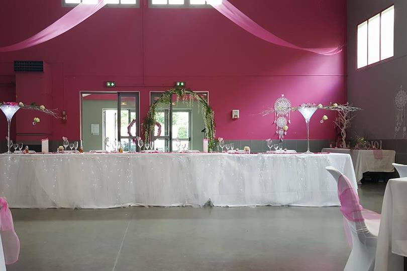 Mariage en blanc et fuchsia