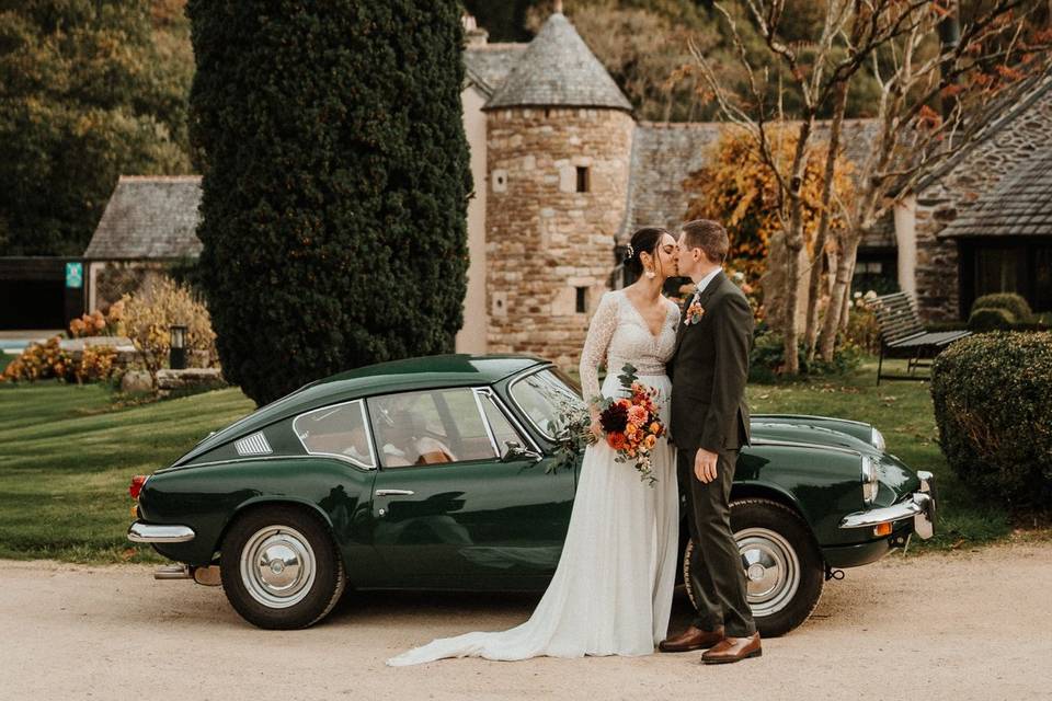 Mariés et voiture des mariés