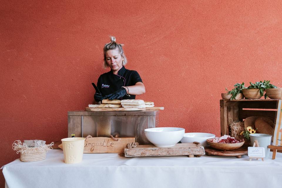 atelier_focaccia_preparation_mains_noires
