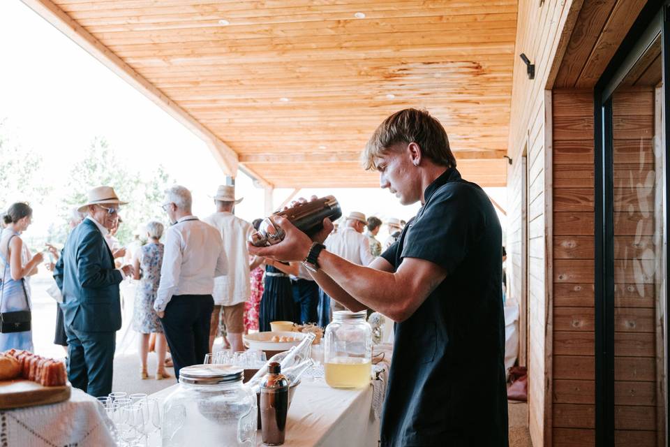 cocktailier_mariage_serve_drink