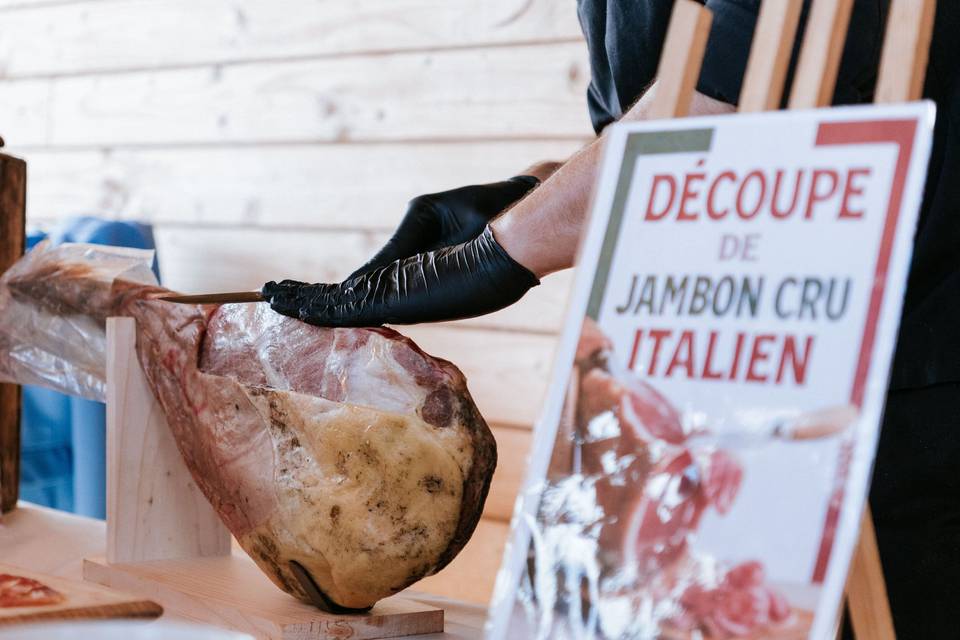 decoupe_jambon_cru_italien_main_gant