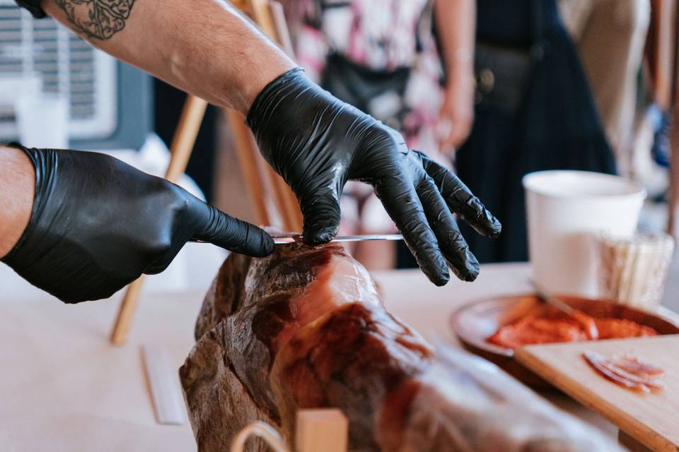 decoupe_jambon_gants_noirs