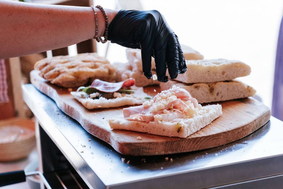 main_gant_noir_preparation_tartine