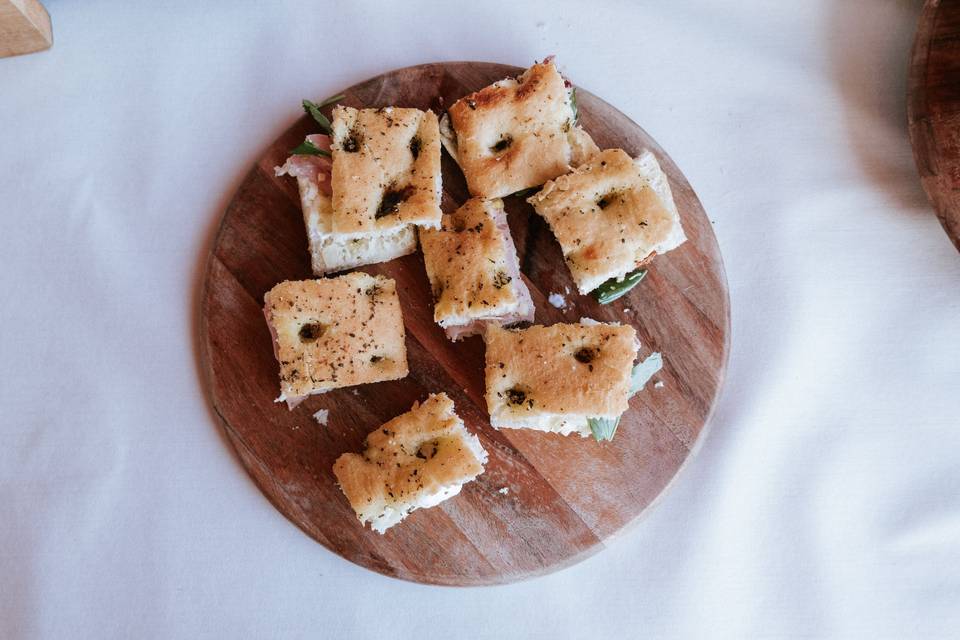 mini_sandwich_focaccia_assiette_bois